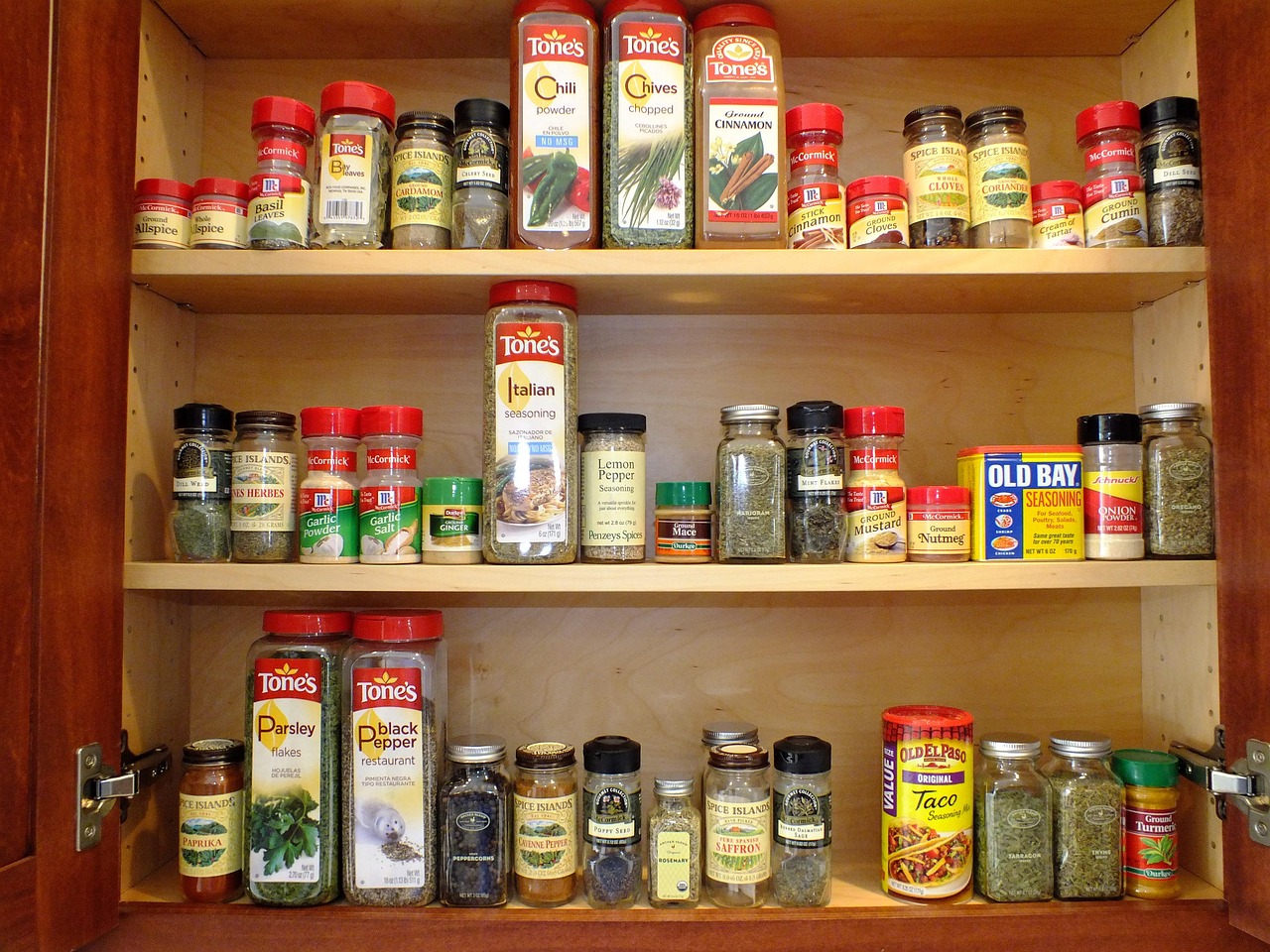 pantry-pixabay-LouAnn Clark Pantry with food staples. Photo by LouAnn Clark, Pixabay.